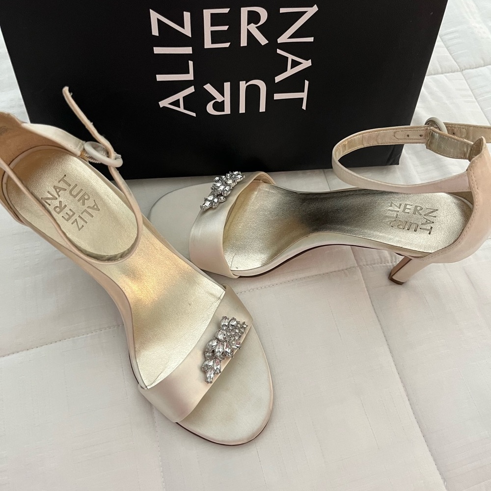 Naturalizer 9W ivory satin wedding / formal shoe